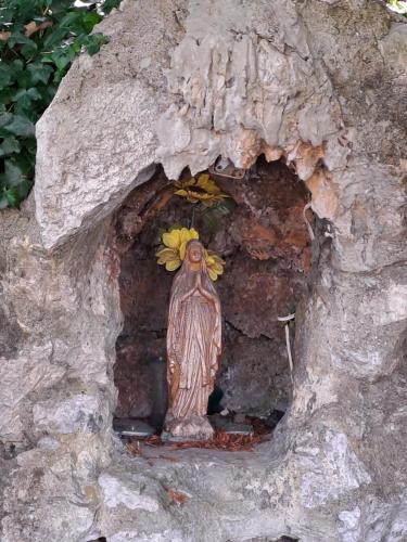 a statue of a man with bananas in a cave at PROVINCIALE 79 in Magreglio