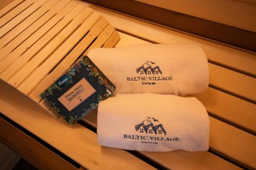 Baltic Villageに飾ってある許可証、賞状、看板またはその他の書類