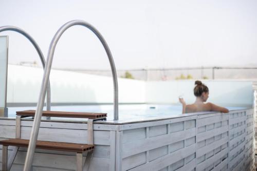 City Apartment with heated rooftop Pool