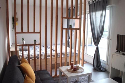 - une chambre avec un lit bébé dans l'établissement Cosy studio proche Port et Centre ville, à Vannes