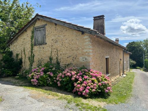 Photo de la galerie de l'établissement Maison avec piscine en Périgord, à Mensignac