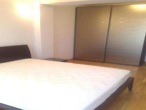 una camera con un letto bianco e una porta scorrevole di Chamonix-Mont-Blanc a Chamonix-Mont-Blanc