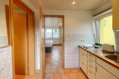 een keuken met een spoelbak en een aanrechtblad bij Haus Antje Gartenbungalow in Kolpinsee