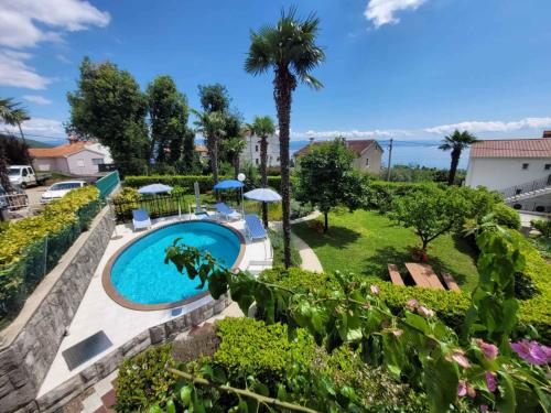 Bazén v ubytovaní Holiday home in Lovran 15113 alebo v jeho blízkosti