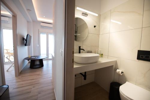 Ванная комната в Flisvos Beachfront Apartments