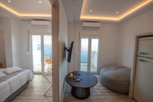 Кровать или кровати в номере Flisvos Beachfront Apartments