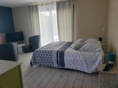 une chambre avec un lit et une grande fenêtre dans l'établissement Chambre d'hôtes Jonquières, à Jonquières