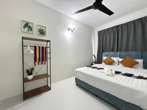Postel nebo postele na pokoji v ubytování Ipoh Comfortable Family Homestay 4R3B 12pax SY25