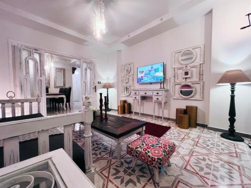 a living room with a fireplace and a tv at Ma Maison Gleem, Alexandria in Alexandria