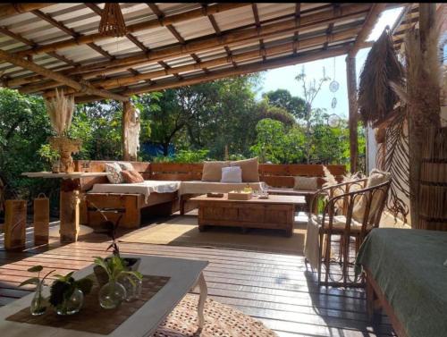 une terrasse avec un canapé et une table dans l'établissement Pousada Econois, à Alto Paraíso de Goiás