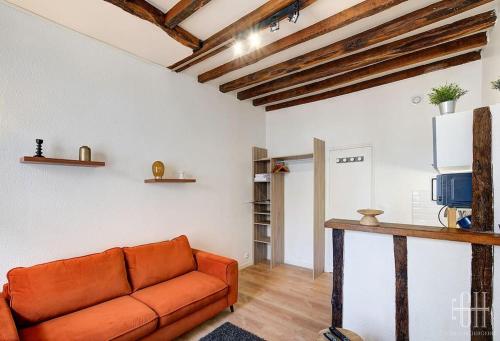 un salon avec un canapé et une télévision dans l'établissement Le Magnolia - Hôpital Bretonneau, à Tours