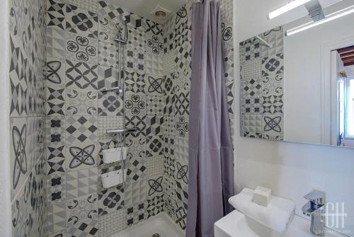 une salle de bain avec une douche, des toilettes et un lavabo dans l'établissement Le Magnolia - Hôpital Bretonneau, à Tours