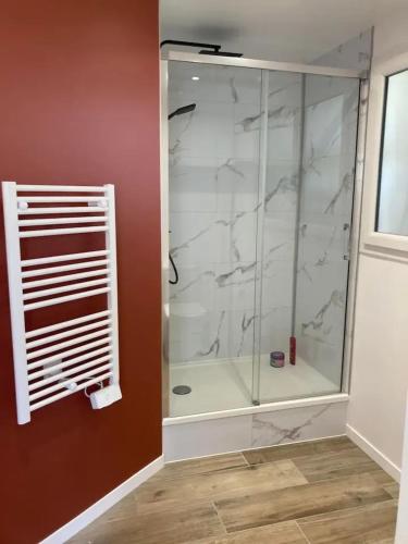 une salle de bain avec une douche avec une porte vitrée dans l'établissement Appartement charmant aux Sables-d'Olonne avec terrasse., à Les Sables-dʼOlonne
