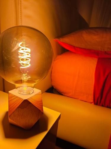 a light on a table next to a bed at Casa vacanze Ovidio in Sulmona