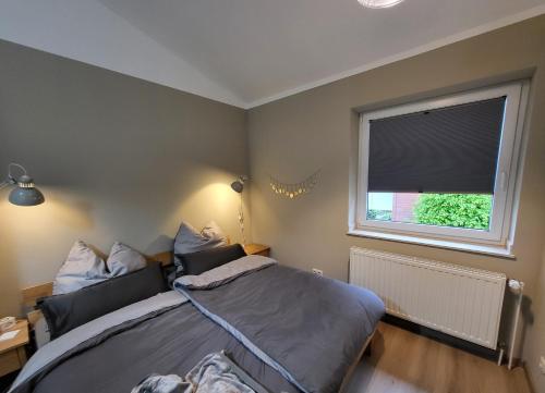 a bedroom with a bed and a window at Ferienwohnung am Rathenauplatz in Oberhausen