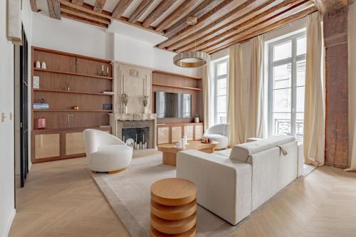 Stylish Rue des Rosiers Gem Brand New 2-Bedr