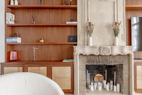 - un salon avec une cheminée et des bougies dans l'établissement Stylish Rue des Rosiers Gem Brand New 2-Bedr, à Paris