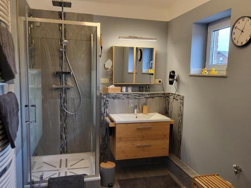 a bathroom with a shower and a sink at Ferienwohnung am Rathenauplatz in Oberhausen
