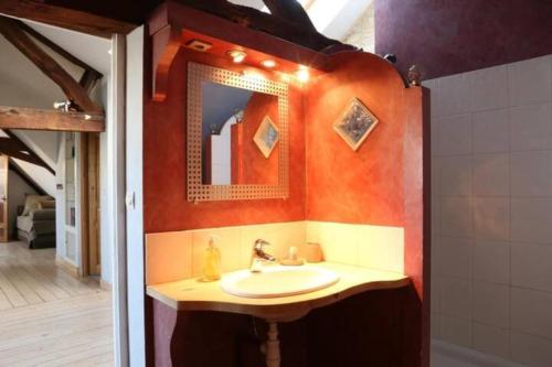 une salle de bain avec un lavabo et un miroir dans l'établissement Villa République Normandie, à Caen