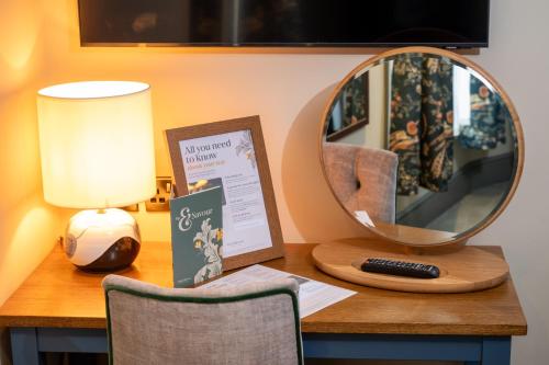 Wheatsheaf Hotel by Chef & Brewer Collectionにあるテレビまたはエンターテインメントセンター