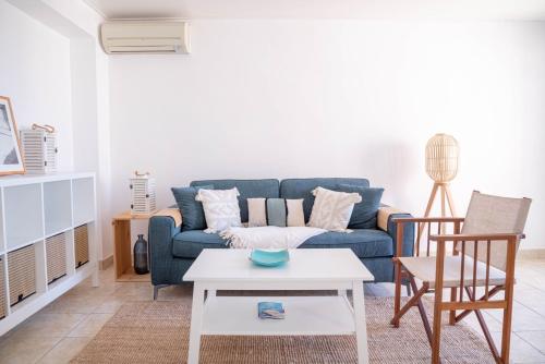 un salon avec un canapé bleu et une table dans l'établissement Cannes Elegance – Balcony & Quiet Near Shops, à Cannes