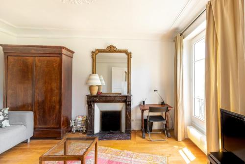 un salon avec une cheminée et un miroir dans l'établissement GuestReady - Lovely apt in the 5th arrond., à Paris