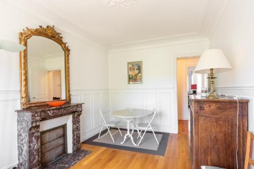 un salon avec une cheminée et un miroir dans l'établissement GuestReady - Lovely apt in the 5th arrond., à Paris