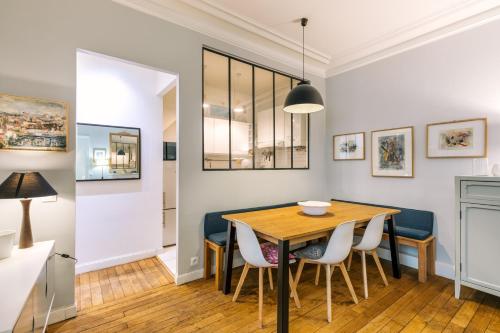 une salle à manger avec une table et des chaises dans l'établissement GuestReady - Apt spacieux et exquis dans le 17ème, à Paris