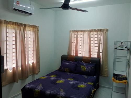a bedroom with a bed and two windows at One Lot - Lodging Two in Arau