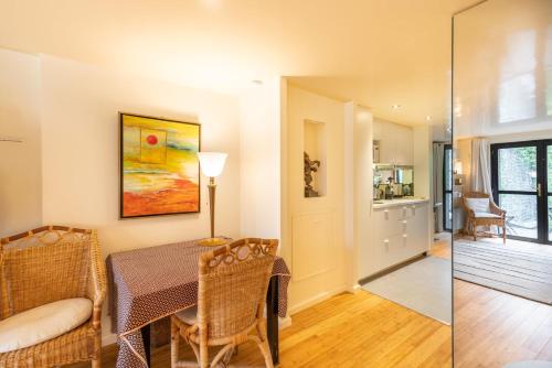 une salle à manger avec une table et une cuisine dans l'établissement GuestReady - Estúdio Exuberante em Les Marais, à Paris