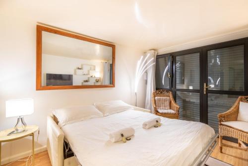 une chambre avec un lit avec deux animaux en peluche dessus dans l'établissement GuestReady - Estúdio Exuberante em Les Marais, à Paris