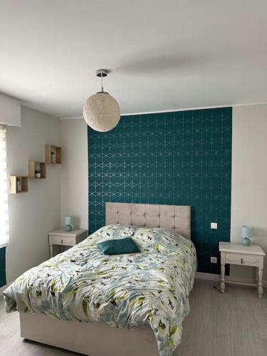 - une chambre dotée d'un lit avec un mur vert dans l'établissement Charmante maison comme chez soi, à Saint-Amand-sur-Fion
