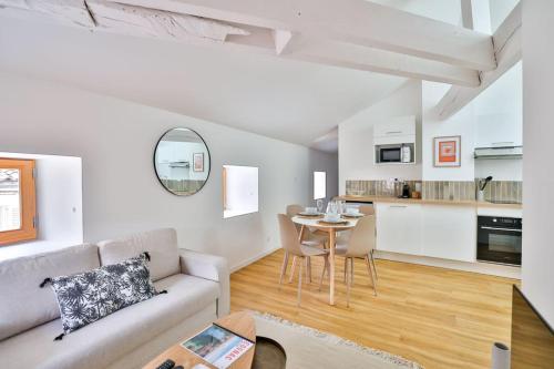 un salon avec un canapé et une table dans l'établissement Le Summit #Clim #Rue piétonne, à Cognac