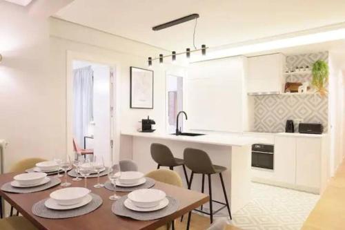 een keuken en eetkamer met een tafel en stoelen bij GuestReady - Un Moderno Apartamento a un Paso de la Plaza Mayor in Madrid