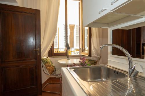 une cuisine avec un évier et une fenêtre dans l'établissement Antuela Pantheon, à Rome