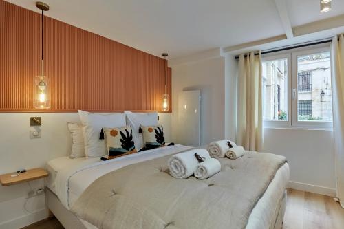 une chambre avec un grand lit avec des serviettes dessus dans l'établissement Superb AC apartment Paris Center Bourse By Studio Prestige, à Paris