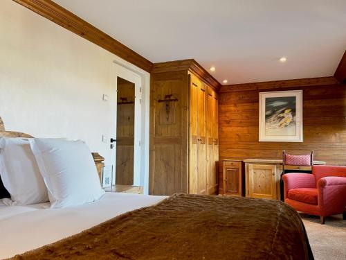 Una cama o camas en una habitación de Hôtel Les Peupliers