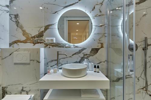 une salle de bain avec un lavabo et un miroir dans l'établissement Superb AC apartment Paris Center Bourse By Studio Prestige, à Paris