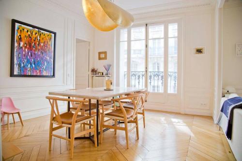 una sala da pranzo con tavolo e sedie di Luxury Apt Paris 7 Invalides Tour Eiffel a Parigi