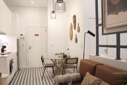 Modern Flat Near Trindade by LovelyStay