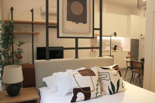 Modern Flat Near Trindade by LovelyStay
