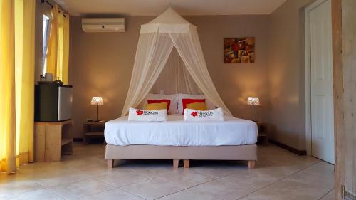 
A bed or beds in a room at Hibiscus Beach House
