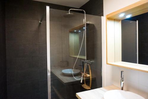 un baño con ducha y lavabo en -PAOLO- Beau T2 avec Vue Mer et Parking, en Concarneau
