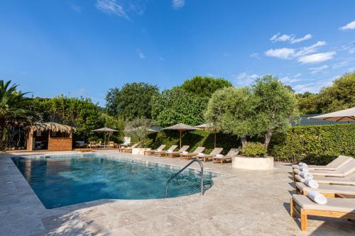 une piscine avec chaises longues et parasols dans l'établissement Lou Saint-Tropez, à Saint-Tropez