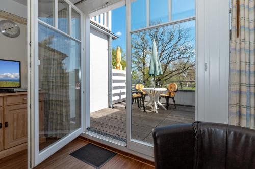 eine abgeschirmte Veranda mit Glasschiebetür in der Unterkunft Meeresblick Meeresblick 206 in Kühlungsborn