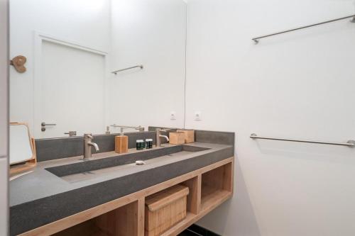 a bathroom with two sinks and a large mirror at Panorama Beach Villa 4p - Premium Comfort & Uitzicht - Villa 25 in Ouddorp