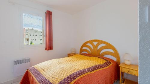 une chambre avec un lit et une fenêtre dans l'établissement SANTA MONICA II -112- Appt 4-6 pers avec veranda, au Cap d'Agde