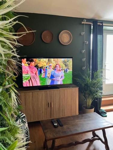 Il comprend un salon doté d'une télévision à écran plat. dans l'établissement La cabane tropicale, à Pontorson