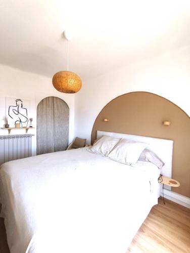 - une chambre avec un grand lit blanc et un plafond dans l'établissement Nid cosy, à Nice