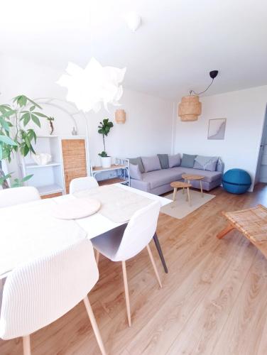 un salon avec une table et des chaises blanches dans l'établissement Nid cosy, à Nice